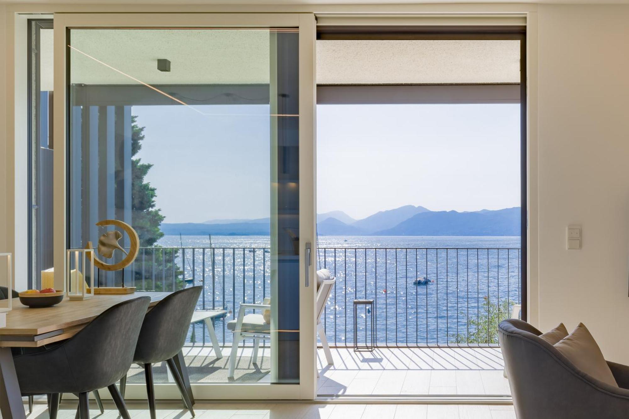 Salvatorehomes - Luxurious Dreamview Waterfront Apartment In Torri Del Benaco With Pool - Casa Azura - A 5 Star Luxury Collection At Lake Garda Zewnętrze zdjęcie