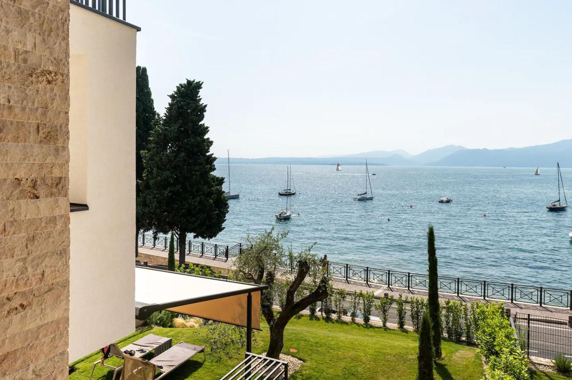 Salvatorehomes - Luxurious Dreamview Waterfront Apartment In Torri Del Benaco With Pool - Casa Azura - A 5 Star Luxury Collection At Lake Garda Zewnętrze zdjęcie