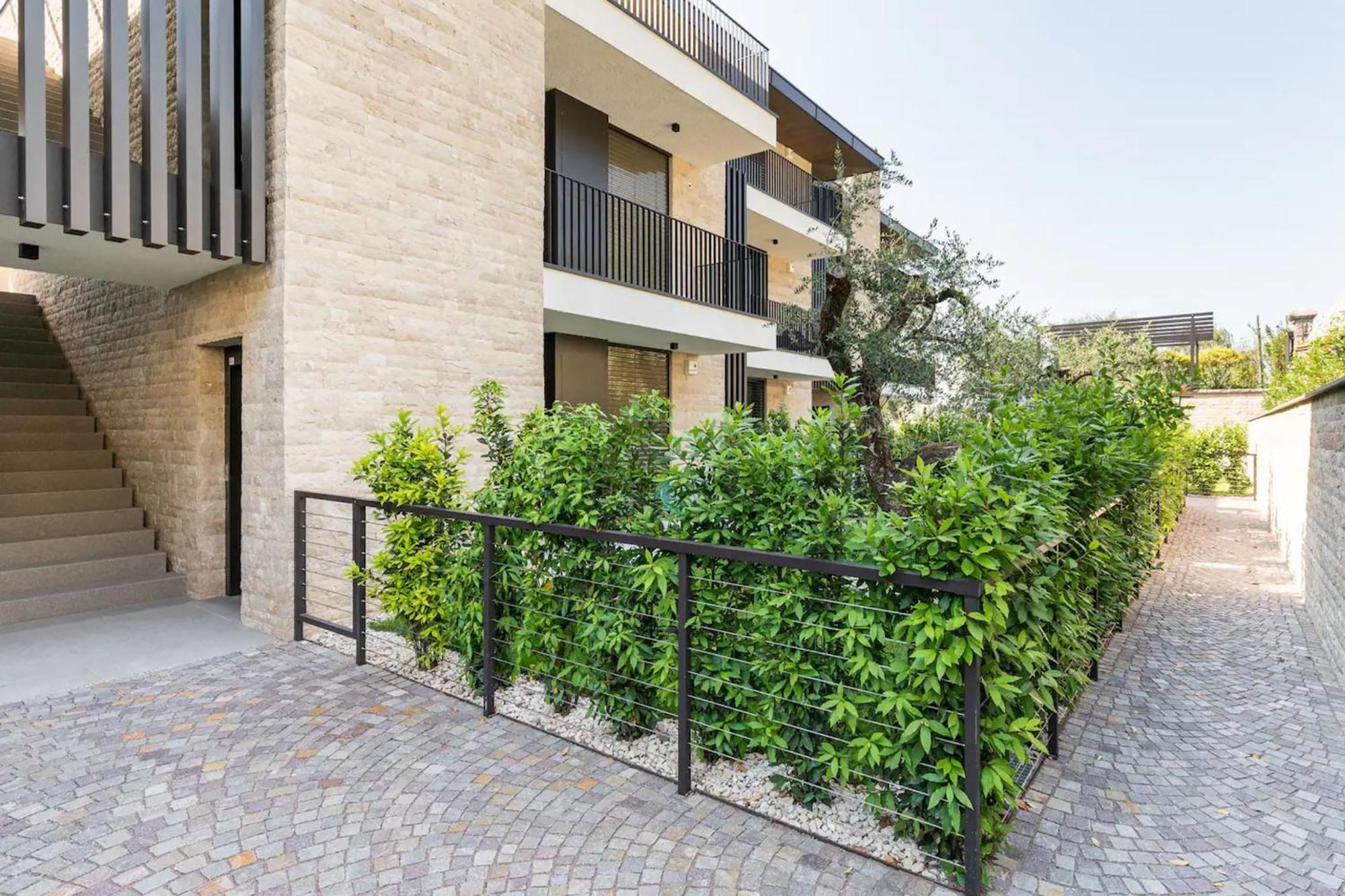 Salvatorehomes - Luxurious Dreamview Waterfront Apartment In Torri Del Benaco With Pool - Casa Azura - A 5 Star Luxury Collection At Lake Garda Zewnętrze zdjęcie