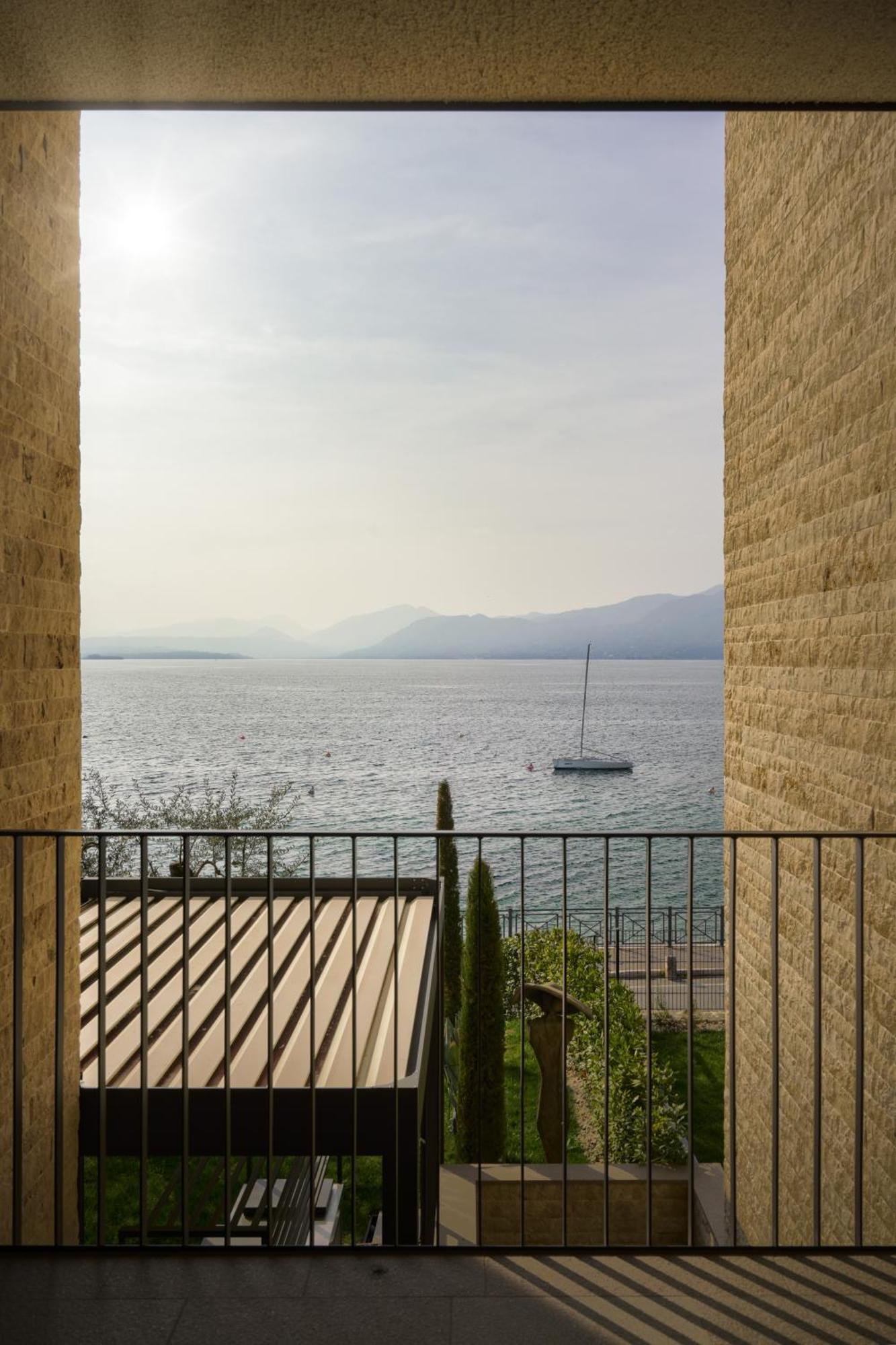 Salvatorehomes - Luxurious Dreamview Waterfront Apartment In Torri Del Benaco With Pool - Casa Azura - A 5 Star Luxury Collection At Lake Garda Zewnętrze zdjęcie