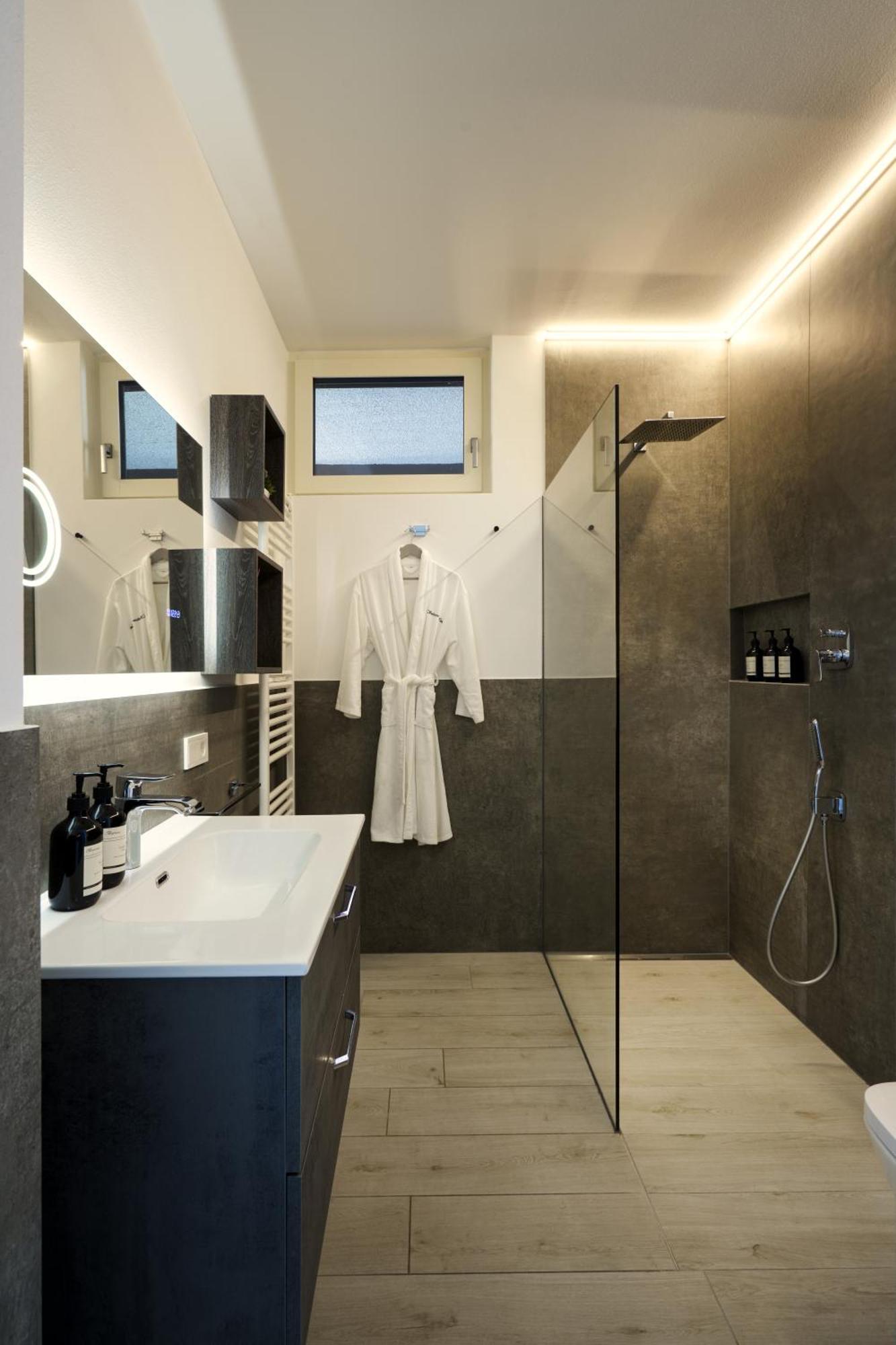Salvatorehomes - Luxurious Dreamview Waterfront Apartment In Torri Del Benaco With Pool - Casa Azura - A 5 Star Luxury Collection At Lake Garda Zewnętrze zdjęcie