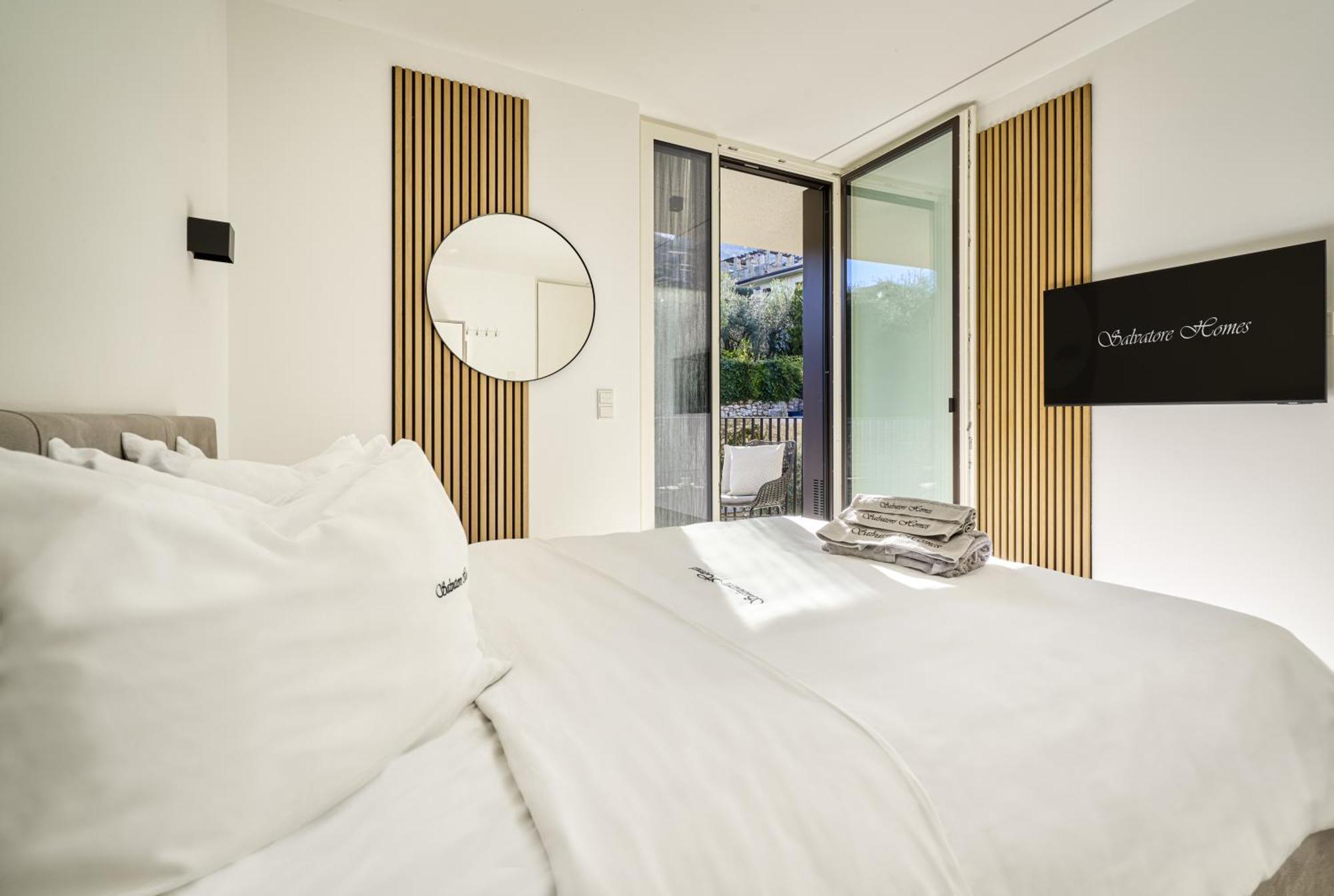 Salvatorehomes - Luxurious Dreamview Waterfront Apartment In Torri Del Benaco With Pool - Casa Azura - A 5 Star Luxury Collection At Lake Garda Zewnętrze zdjęcie
