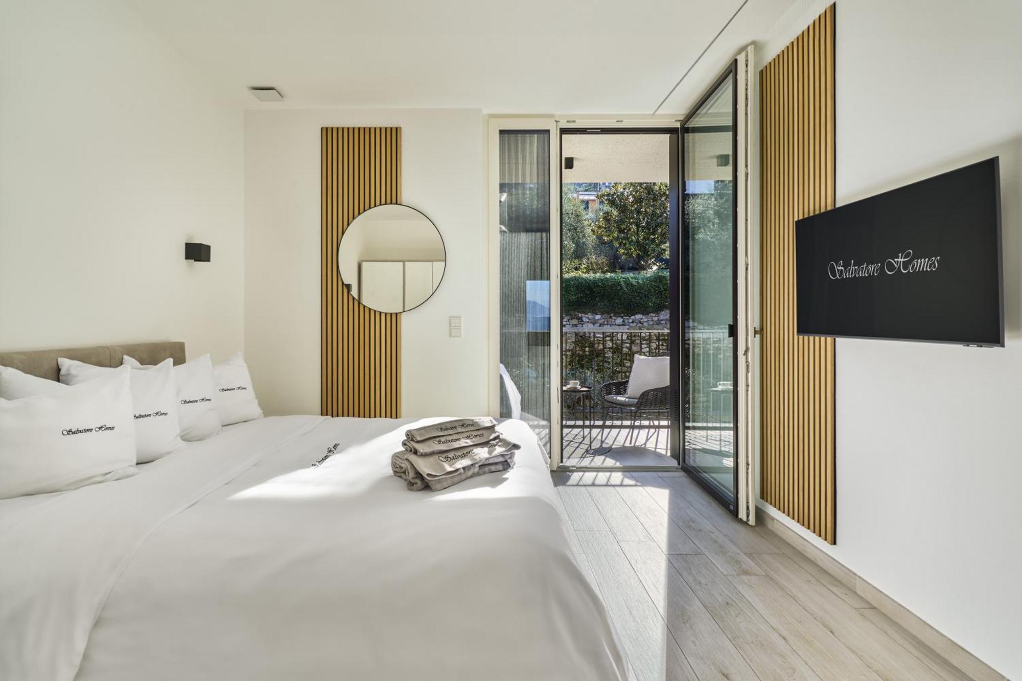 Salvatorehomes - Luxurious Dreamview Waterfront Apartment In Torri Del Benaco With Pool - Casa Azura - A 5 Star Luxury Collection At Lake Garda Zewnętrze zdjęcie
