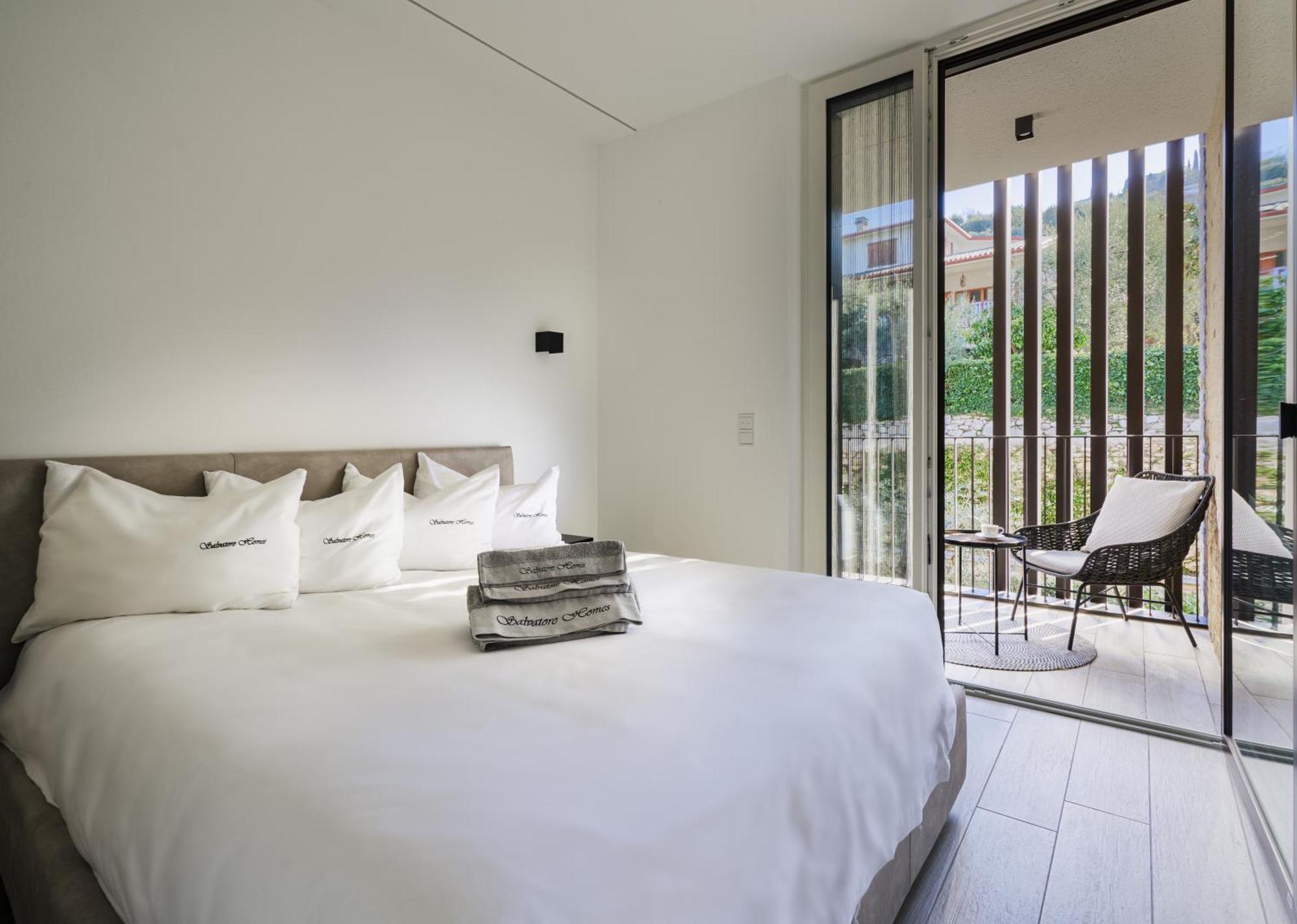Salvatorehomes - Luxurious Dreamview Waterfront Apartment In Torri Del Benaco With Pool - Casa Azura - A 5 Star Luxury Collection At Lake Garda Zewnętrze zdjęcie