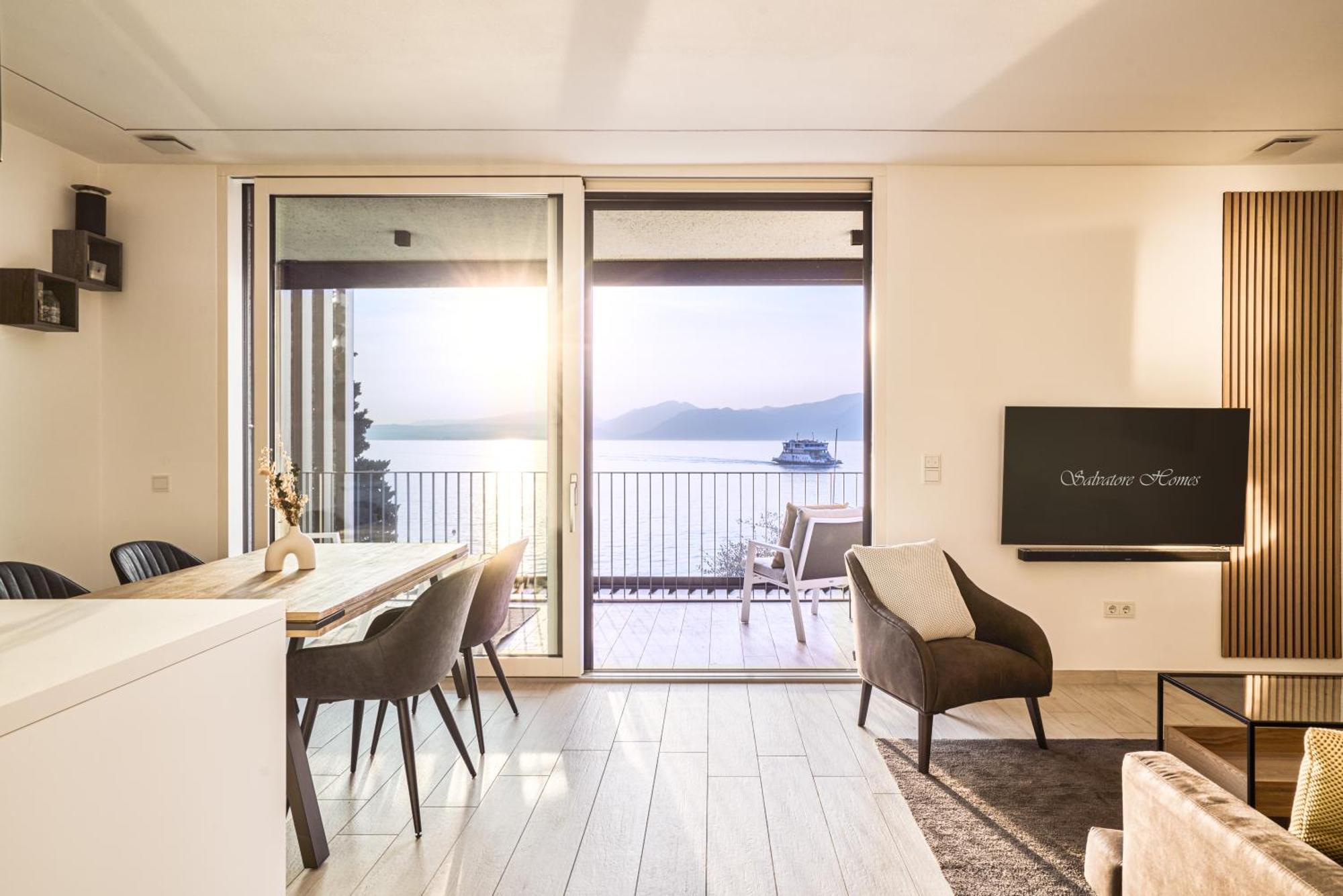 Salvatorehomes - Luxurious Dreamview Waterfront Apartment In Torri Del Benaco With Pool - Casa Azura - A 5 Star Luxury Collection At Lake Garda Zewnętrze zdjęcie