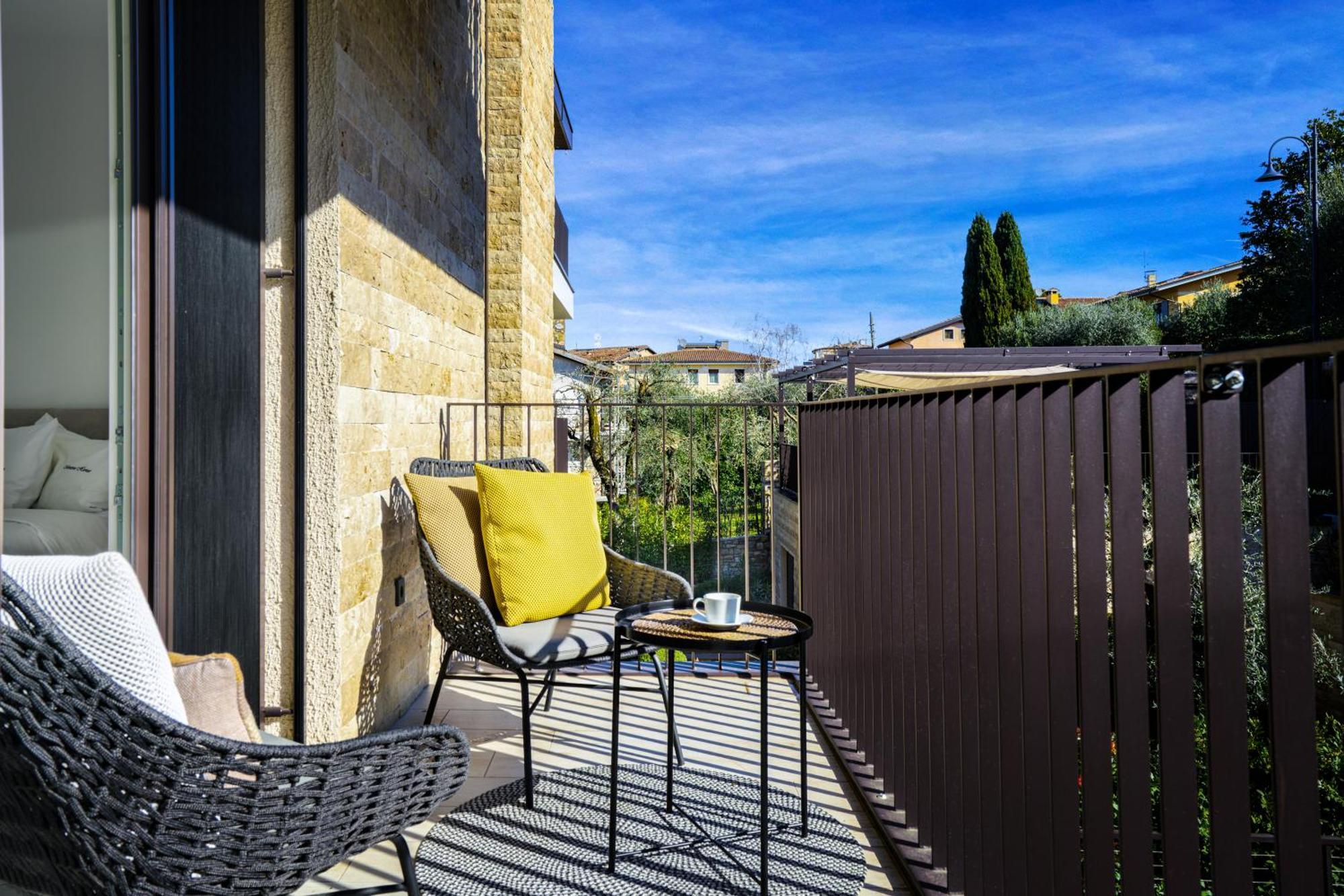 Salvatorehomes - Luxurious Dreamview Waterfront Apartment In Torri Del Benaco With Pool - Casa Azura - A 5 Star Luxury Collection At Lake Garda Zewnętrze zdjęcie