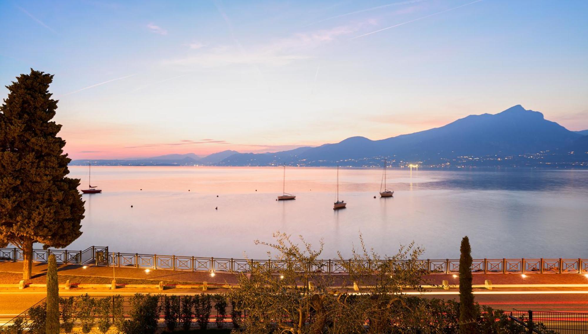 Salvatorehomes - Luxurious Dreamview Waterfront Apartment In Torri Del Benaco With Pool - Casa Azura - A 5 Star Luxury Collection At Lake Garda Zewnętrze zdjęcie