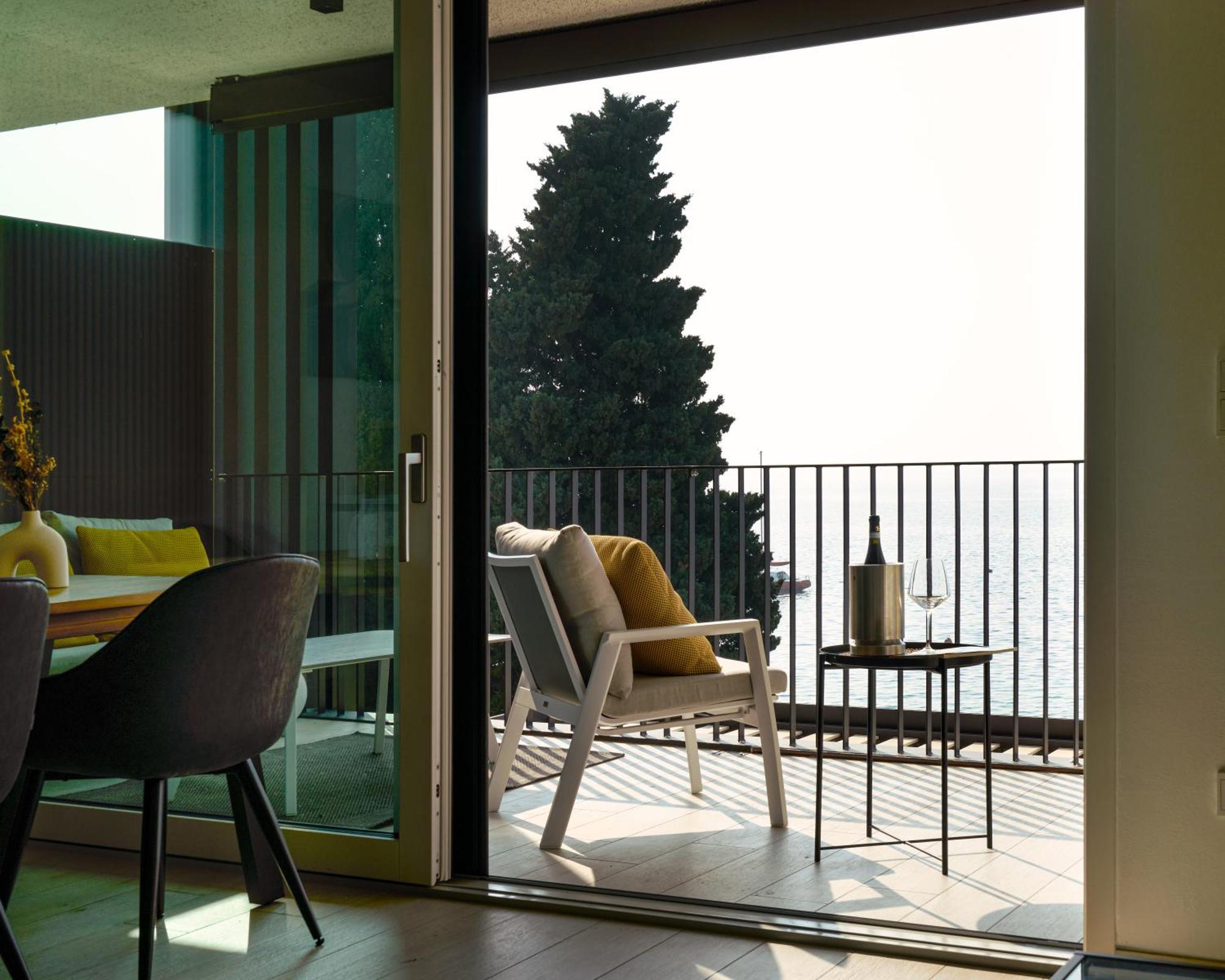 Salvatorehomes - Luxurious Dreamview Waterfront Apartment In Torri Del Benaco With Pool - Casa Azura - A 5 Star Luxury Collection At Lake Garda Zewnętrze zdjęcie