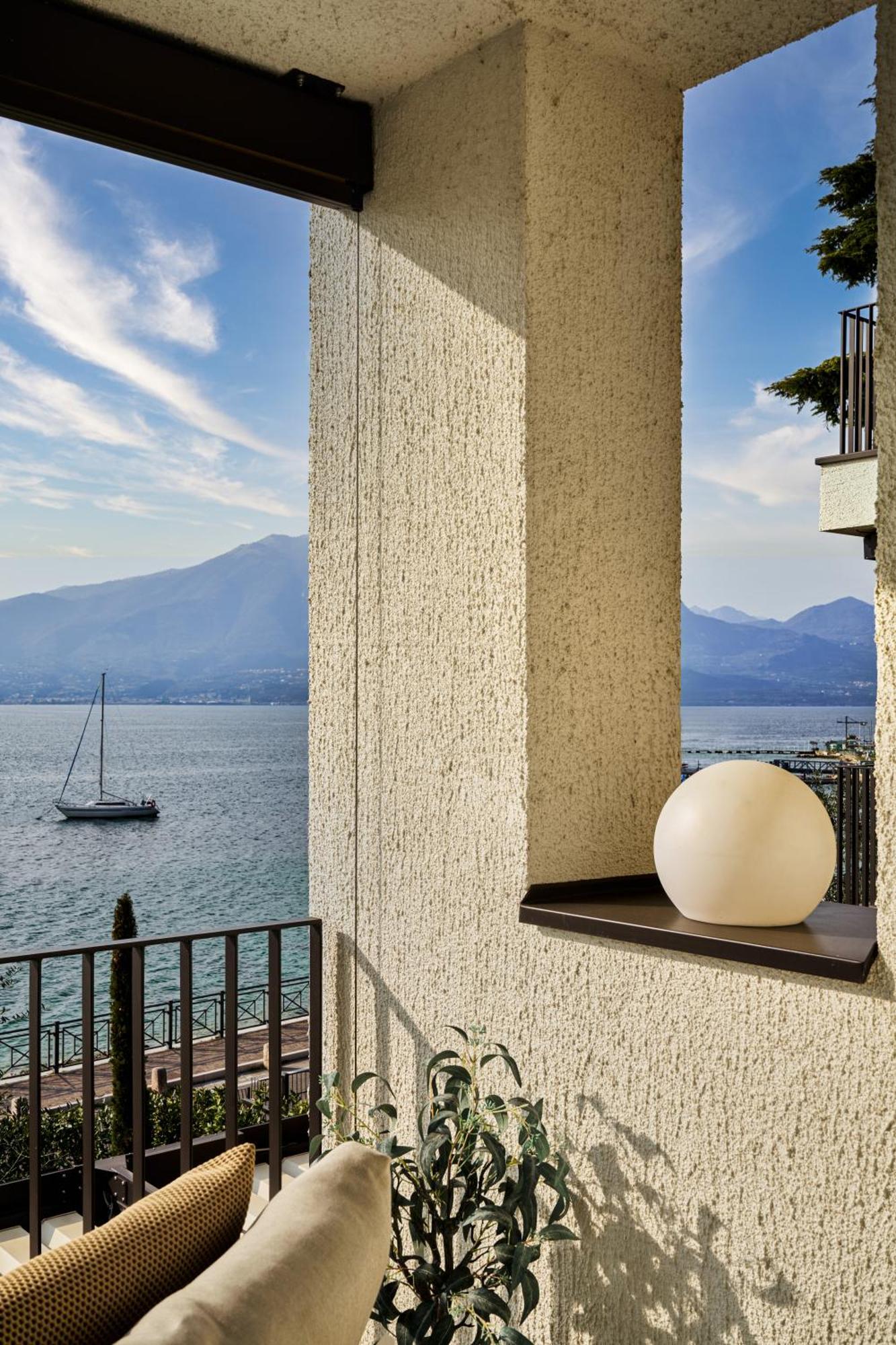 Salvatorehomes - Luxurious Dreamview Waterfront Apartment In Torri Del Benaco With Pool - Casa Azura - A 5 Star Luxury Collection At Lake Garda Zewnętrze zdjęcie